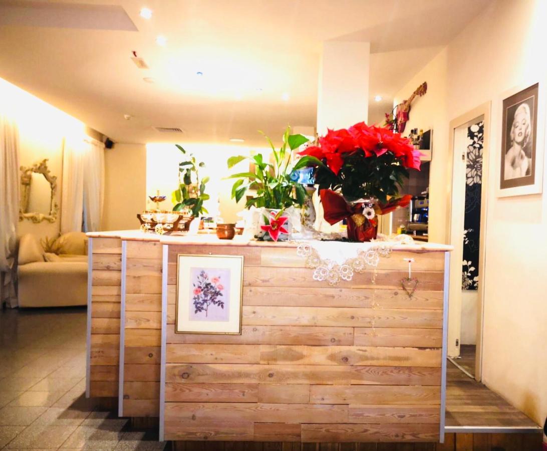 Hotel Garisenda B&B - In Centro A Riccione - ภายนอก รูปภาพ
